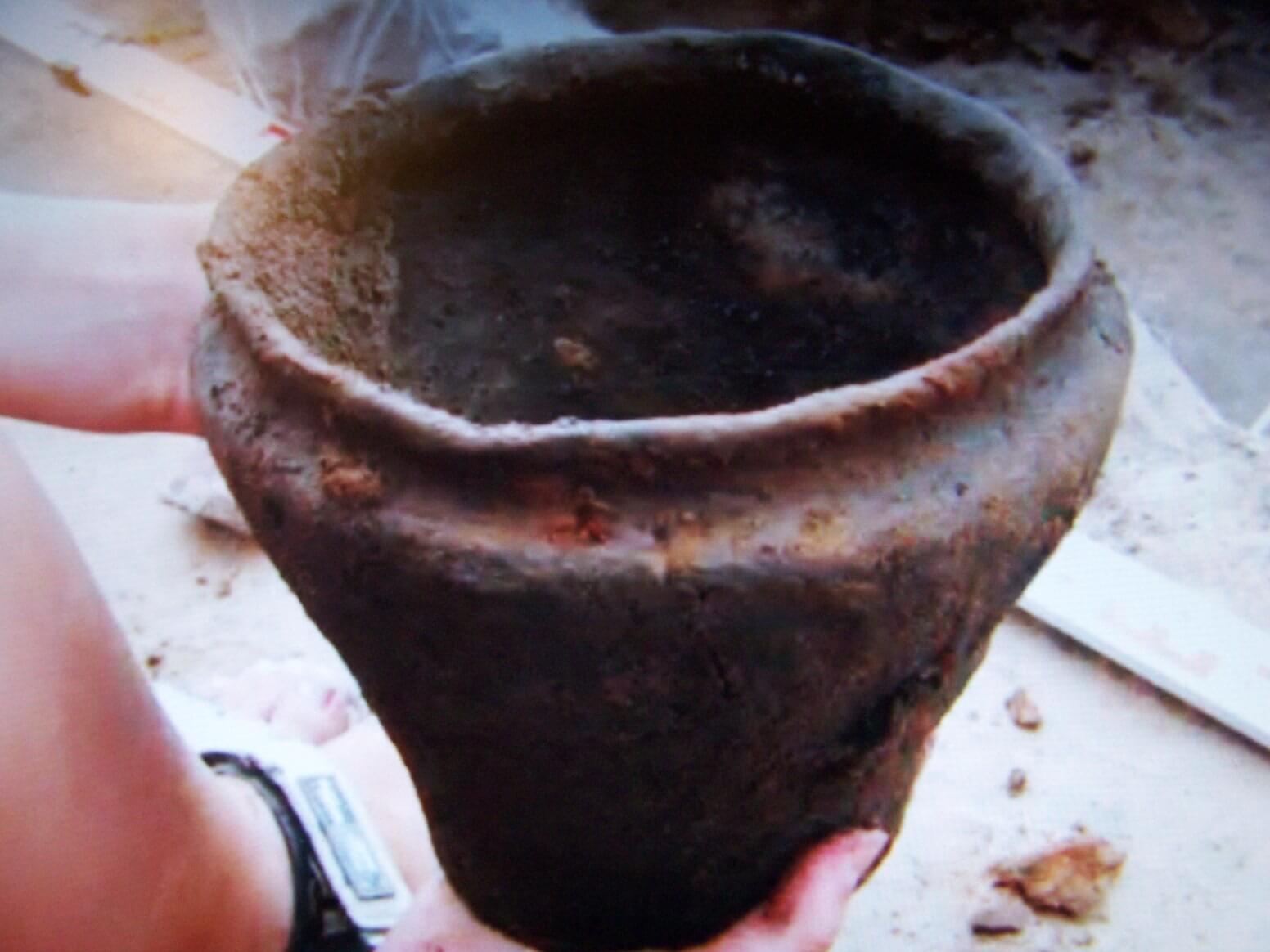Лепной горшок роменского типа, найденный в 2000-х гг. в пойме Днепра (южнее Центрального городища). IX–начало X в.  Фото из открытых источников