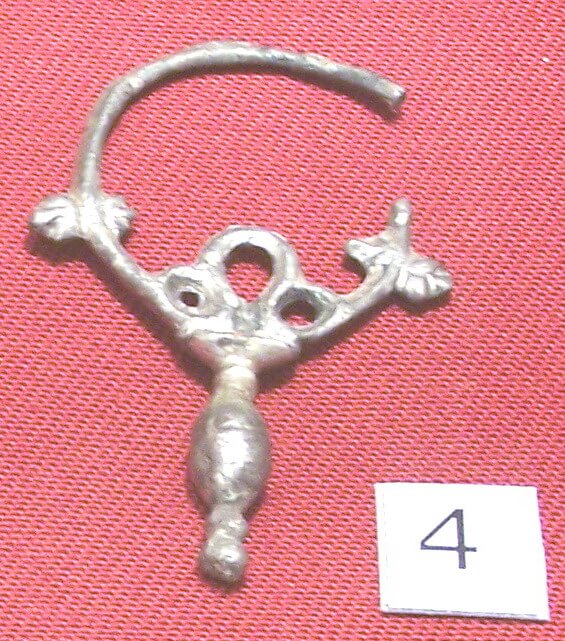 Серебряное височное кольцо волынцевского типа, VIII–IX вв. Найдено на Центральном городище